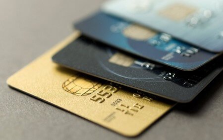 Взять деньги моментально в долг через кредитные карты